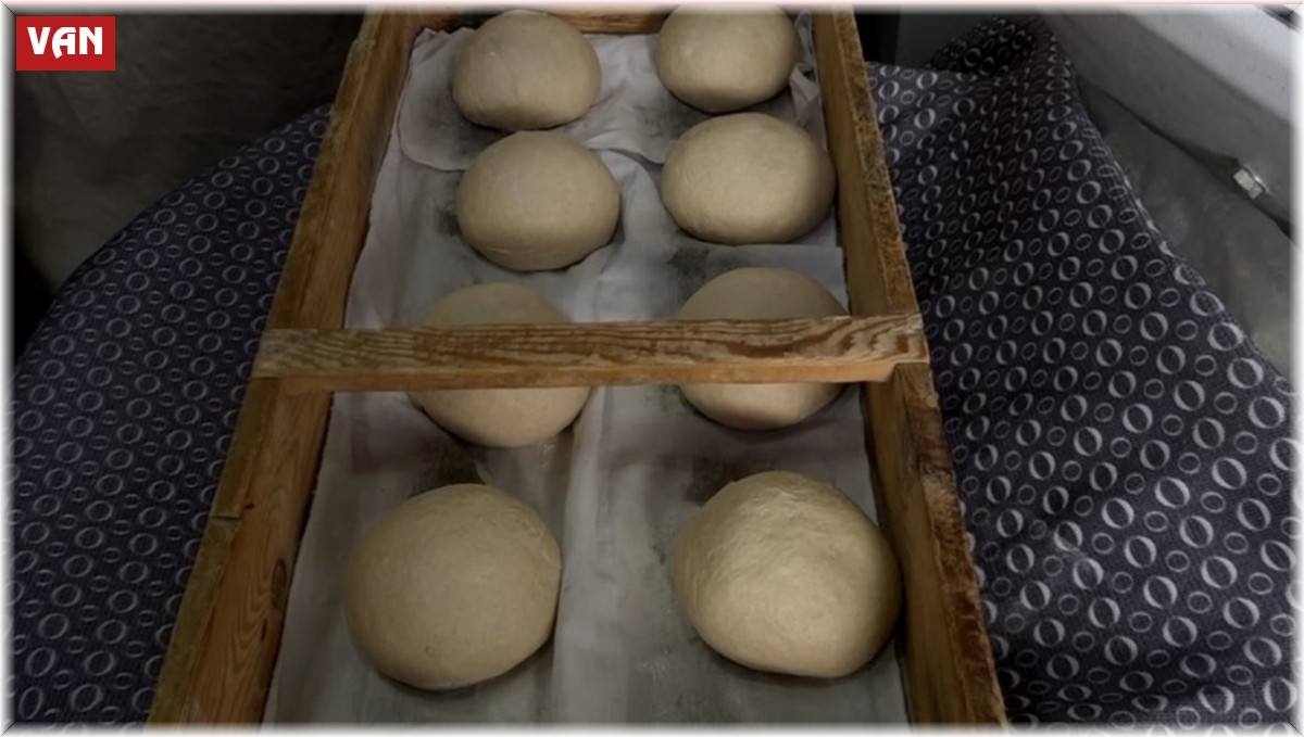 Erciş'te geleneksel ekşi maya ile ekmek üretimi