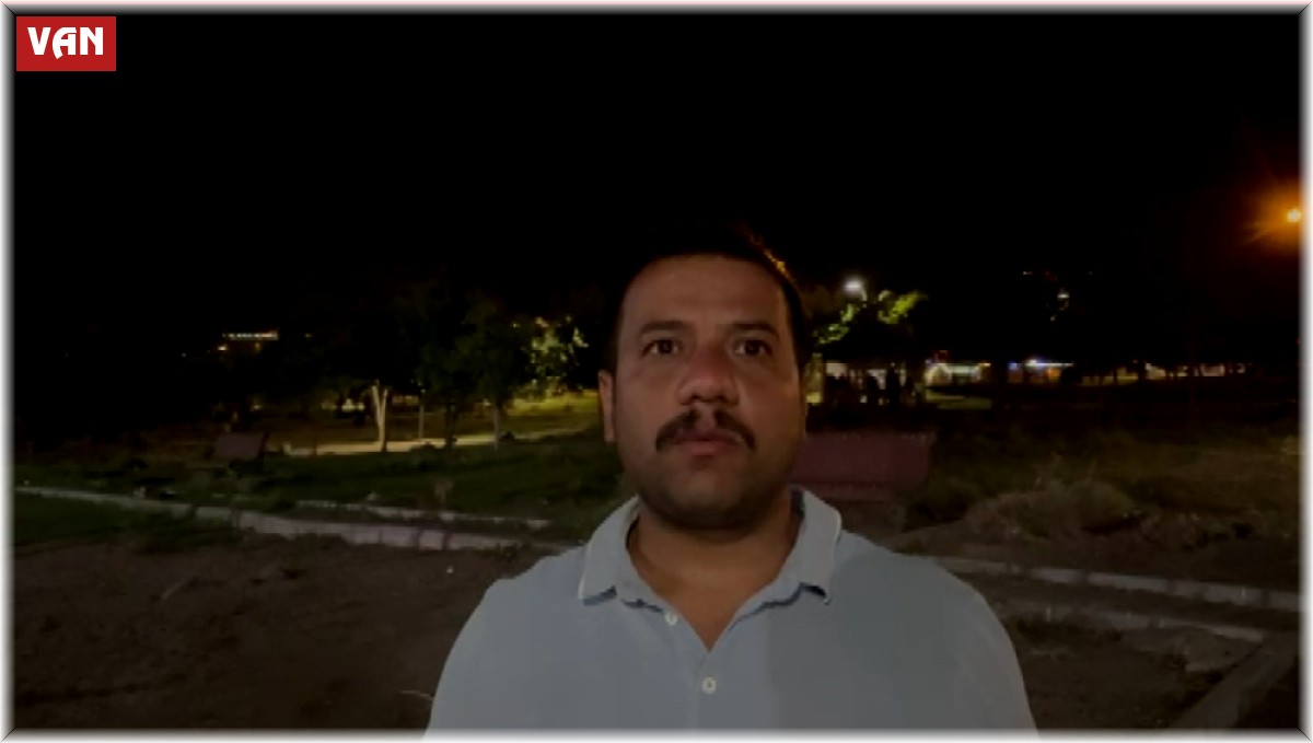 Erciş'te gökyüzündeki sıralı ışıklar hayrete düşürdü