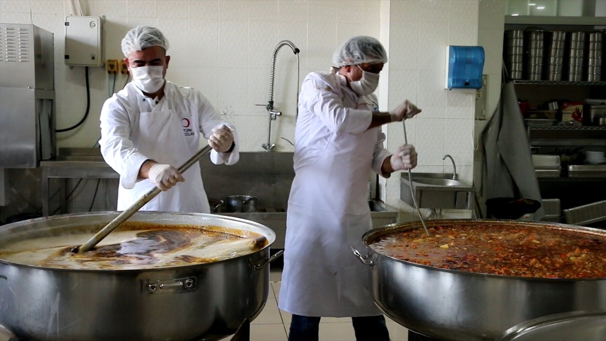 Erciş'te ihtiyaç sahiplerine sıcak yemek hizmeti