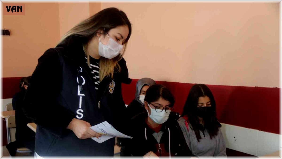 Erciş'te jandarma, polis ve sosyologlar evleri gezerek kadınların telefonlarına KADES uygulaması yüklüyor