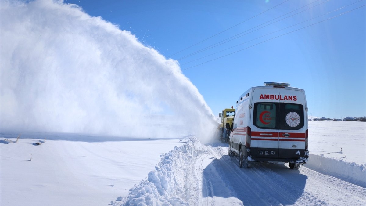Erciş'te kar nedeniyle mahsur kalan hasta çocuğun imdadına ekipler yetişti