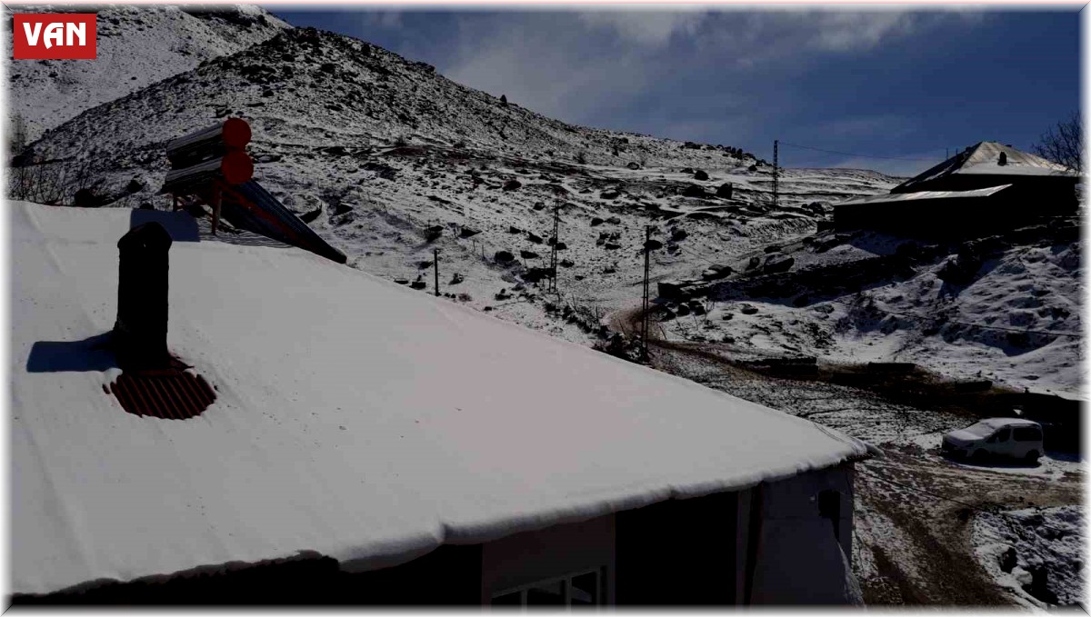 Erciş'te kar yağışı hayvan yetiştiricilerine zor anlar yaşattı