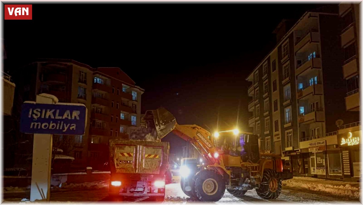 Erciş'te kar yığınları kamyonlarla taşınıyor