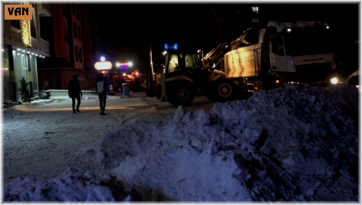 Erciş'te karla mücadele çalışması