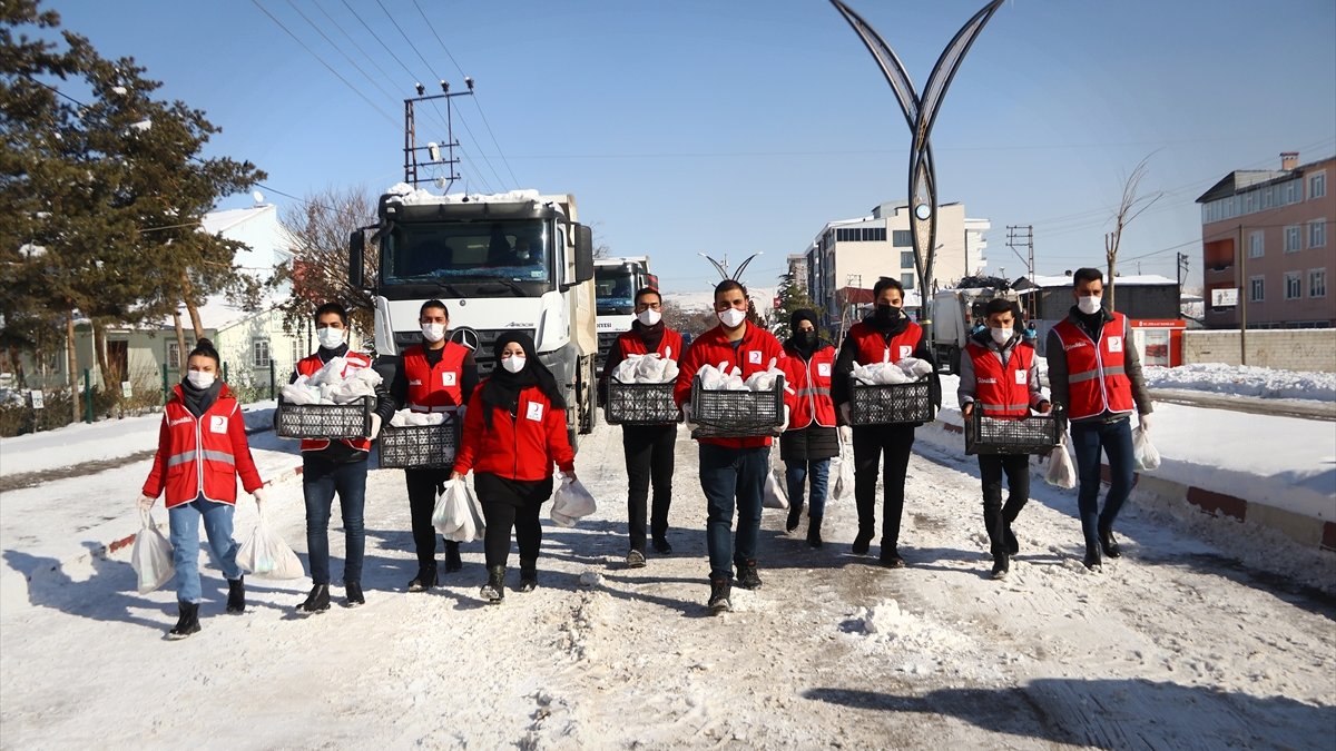 Erciş'te karla mücadele ekiplerine yemek ve çay ikramı