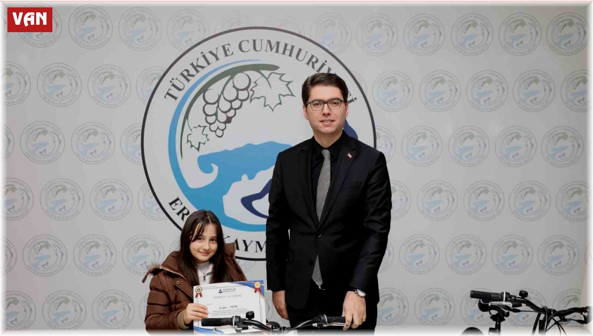 Erciş'te kitap okuma yarışmasında dereceye girenlere ödülleri verildi