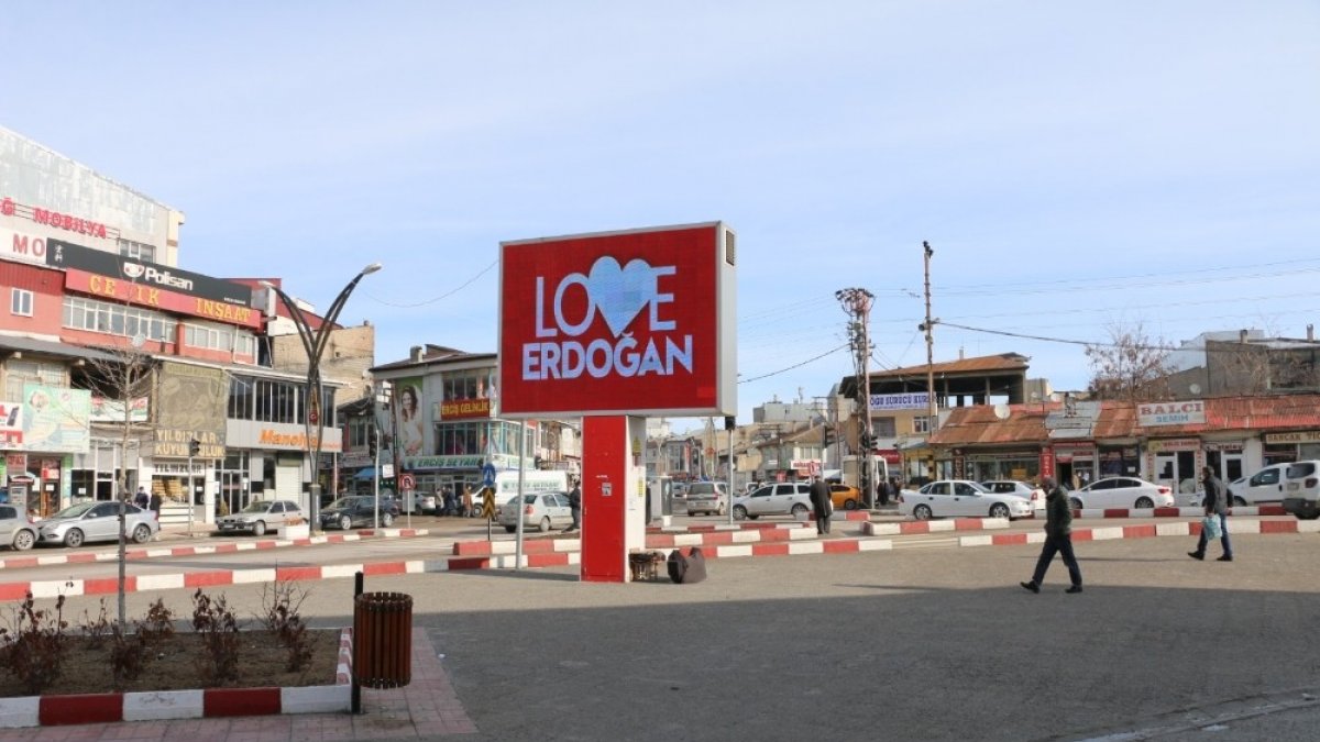 Erciş'te Love Erdoğan görseli