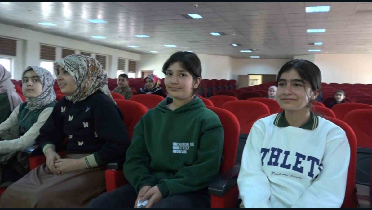 Erciş'te "Mehmet Akif Ersoy" konulu şiir yarışması düzenlendi