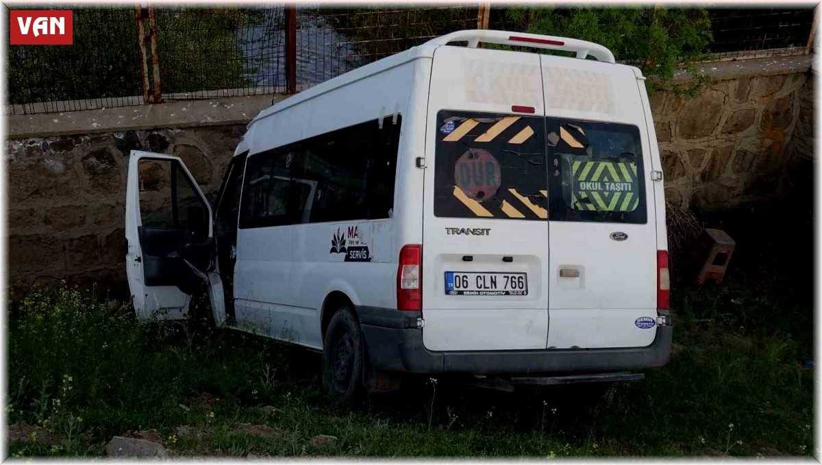 Erciş'te minibüs şarampole uçtu: 1 yaralı