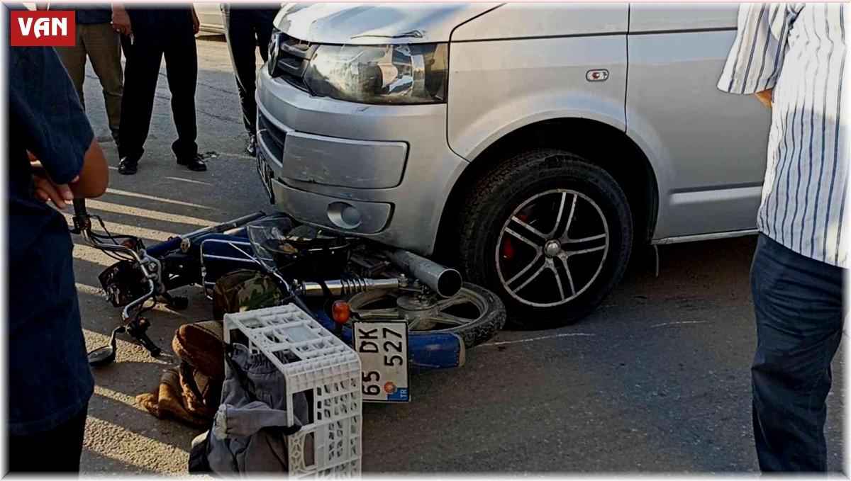 Erciş'te minibüsle çarpışan motosikletin sürücüsü yaralandı