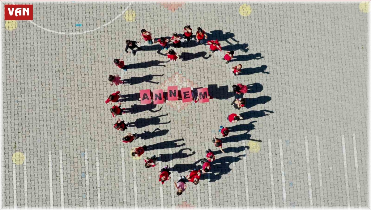 Erciş'te öğrenciler kalp koreografisi yaparak Anneler Günü'nü kutladı