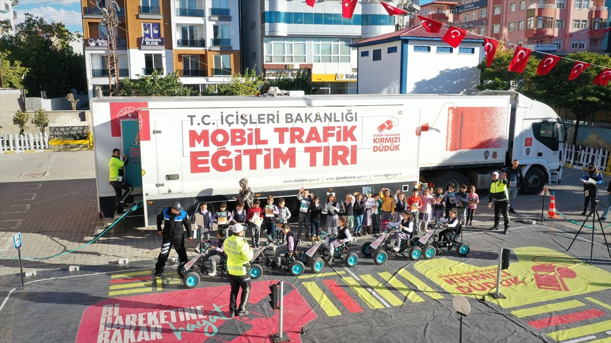 Erciş'te öğrencilere "Mobil Trafik Eğitim Tırı"nda eğitim verildi