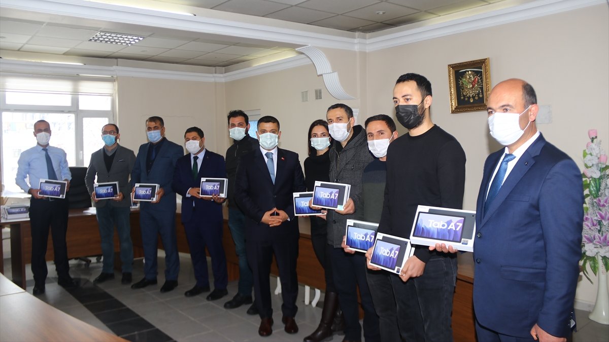Erciş'te öğrencilere tablet desteği
