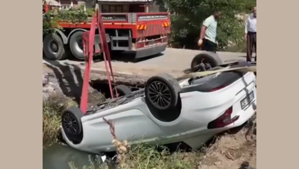 Erciş'te otomobil su kanala uçtu: 3 yaralı