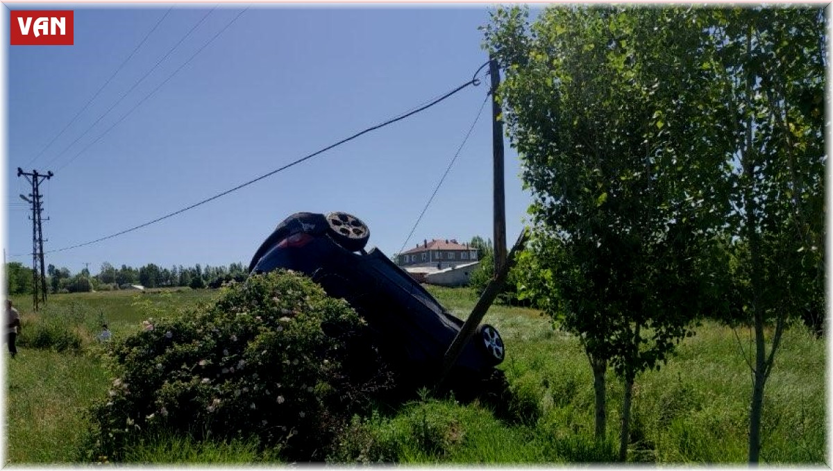 Erciş'te otomobil takla attı: 2 yaralı