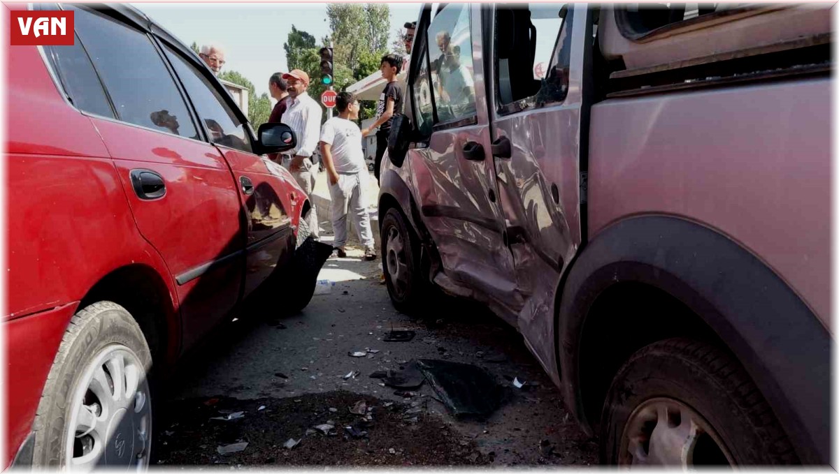 Erciş'te otomobille kamyonet çarpıştı: 3 yaralı