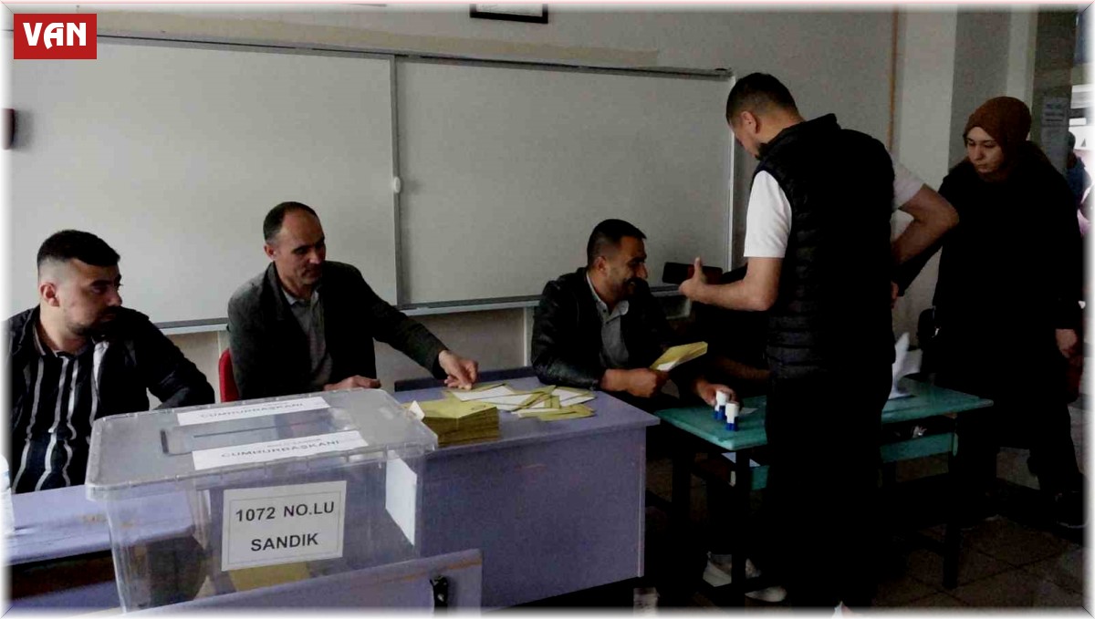 Erciş'te oy verme işlemi başladı