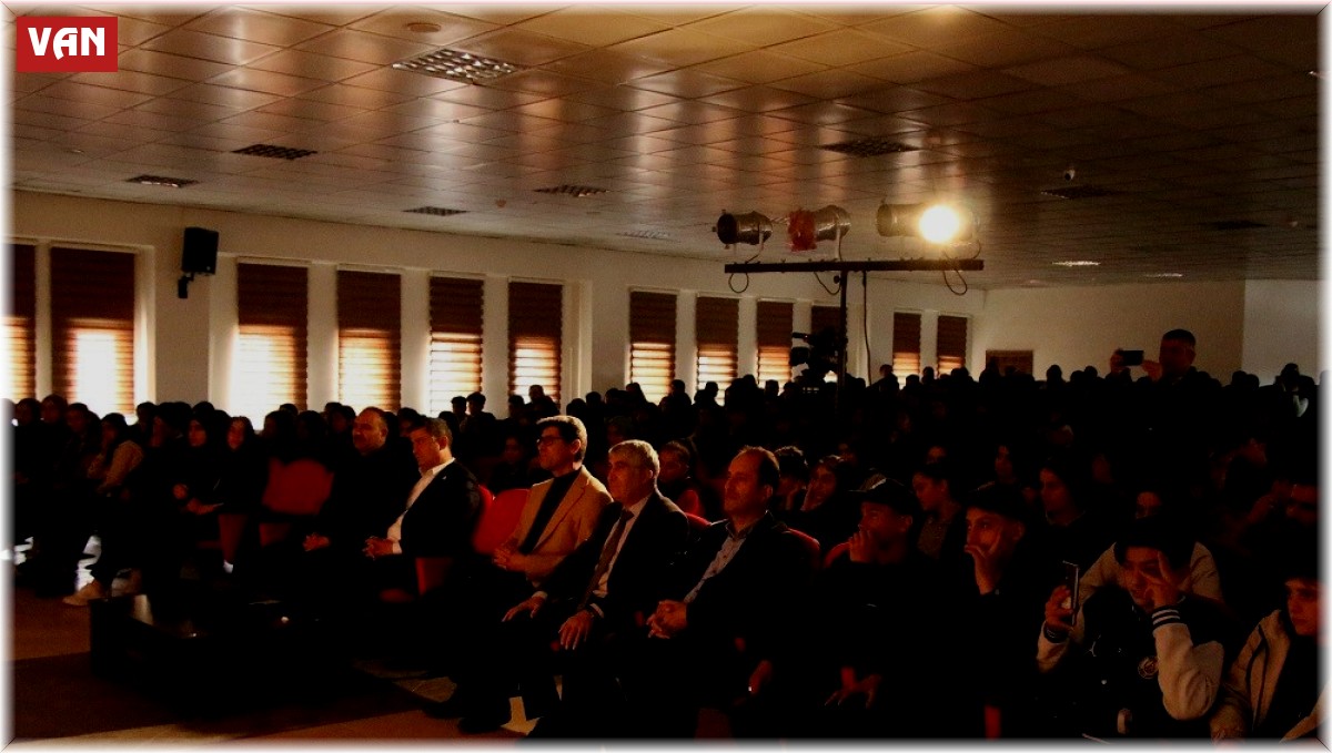 Erciş'te "Pembe Aslında Siyahtır" oyunu sahnelendi