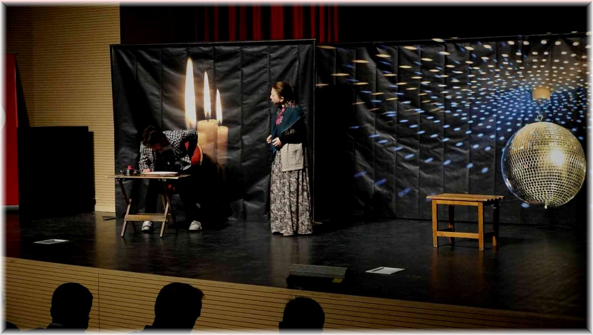 Erciş'te 'Pembe Aslında Siyahtır' oyunu sahnelendi