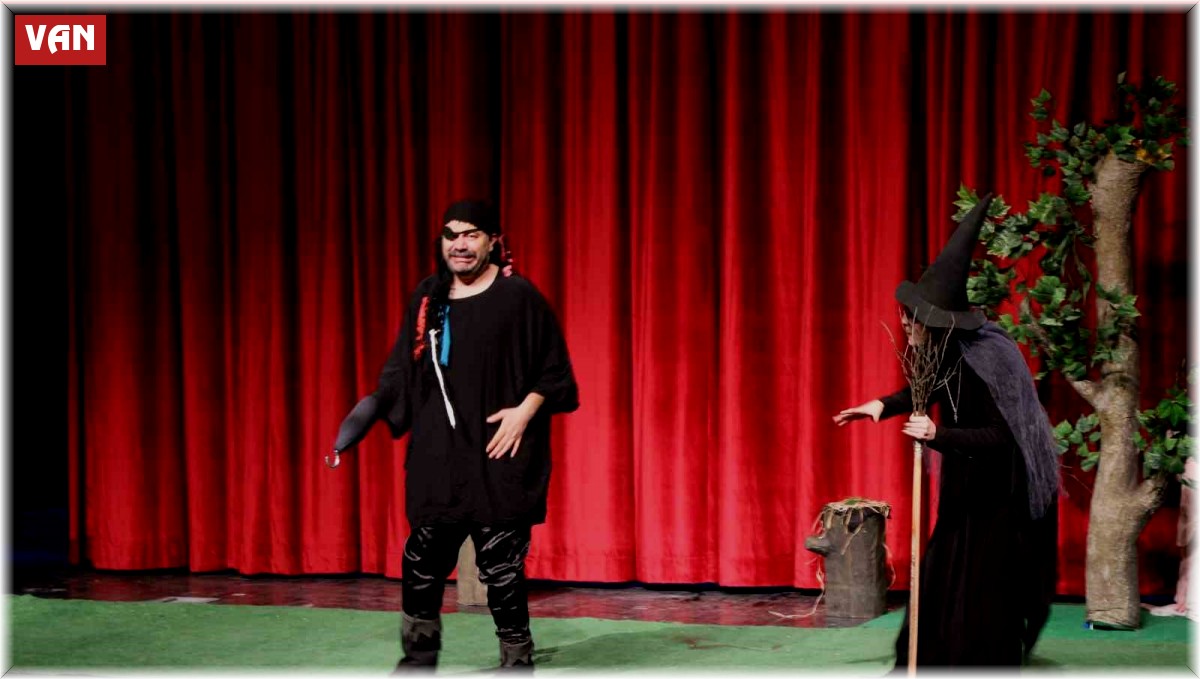 Erciş'te 'Peter Pan Kara Korsana Karşı' oyunu sahnelendi
