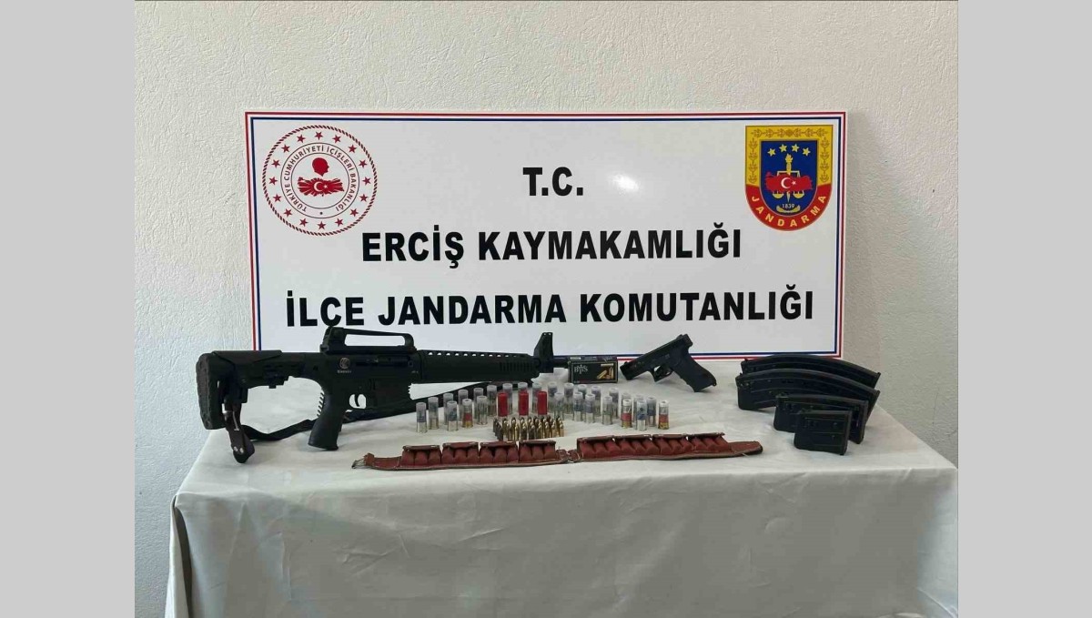 Erciş'te ruhsatsız silah ve fişek ele geçirildi