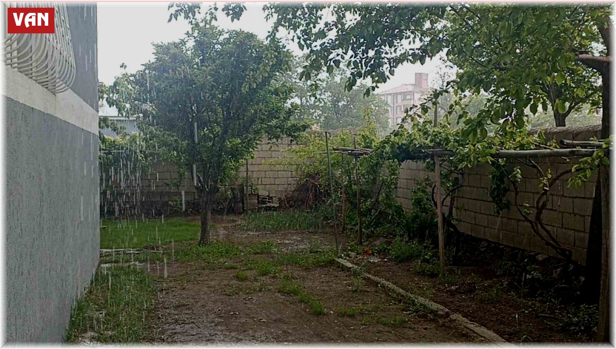 Erciş'te sağanak etkili oldu