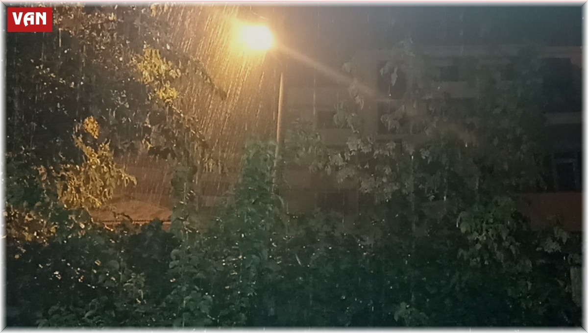 Erciş'te sağanak ve dolu etkili oldu