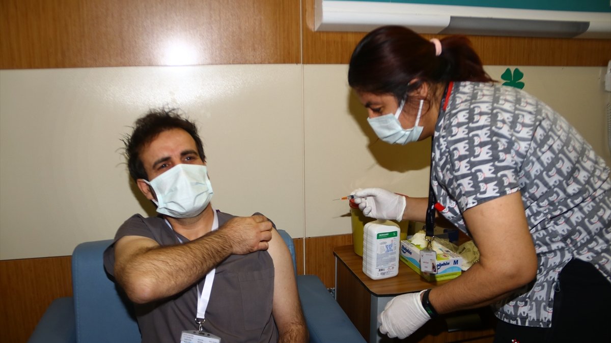 Erciş'te sağlık çalışanlarına CoronoVac aşısı uygulanmaya başlandı