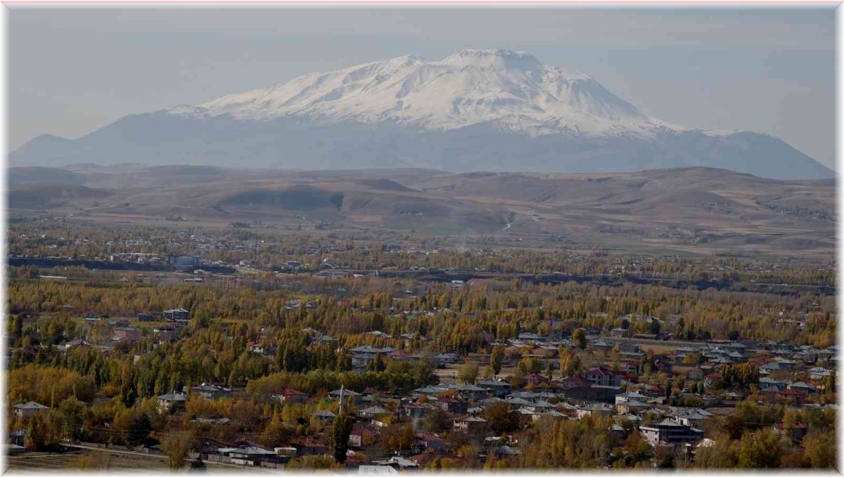 Erciş'te sonbahar manzaraları göz kamaştırıyor