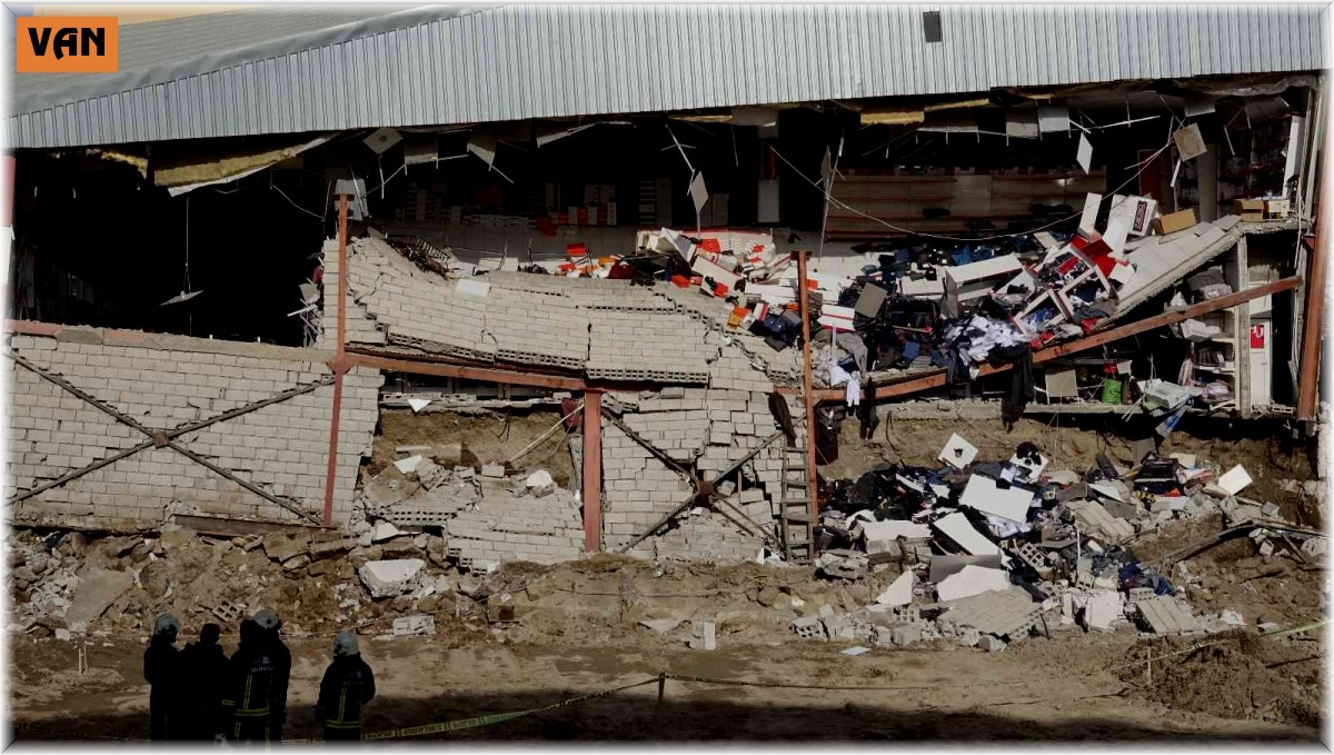 Erciş'te temel kazısı yapılırken yan taraftaki iş yerinin duvarı çöktü