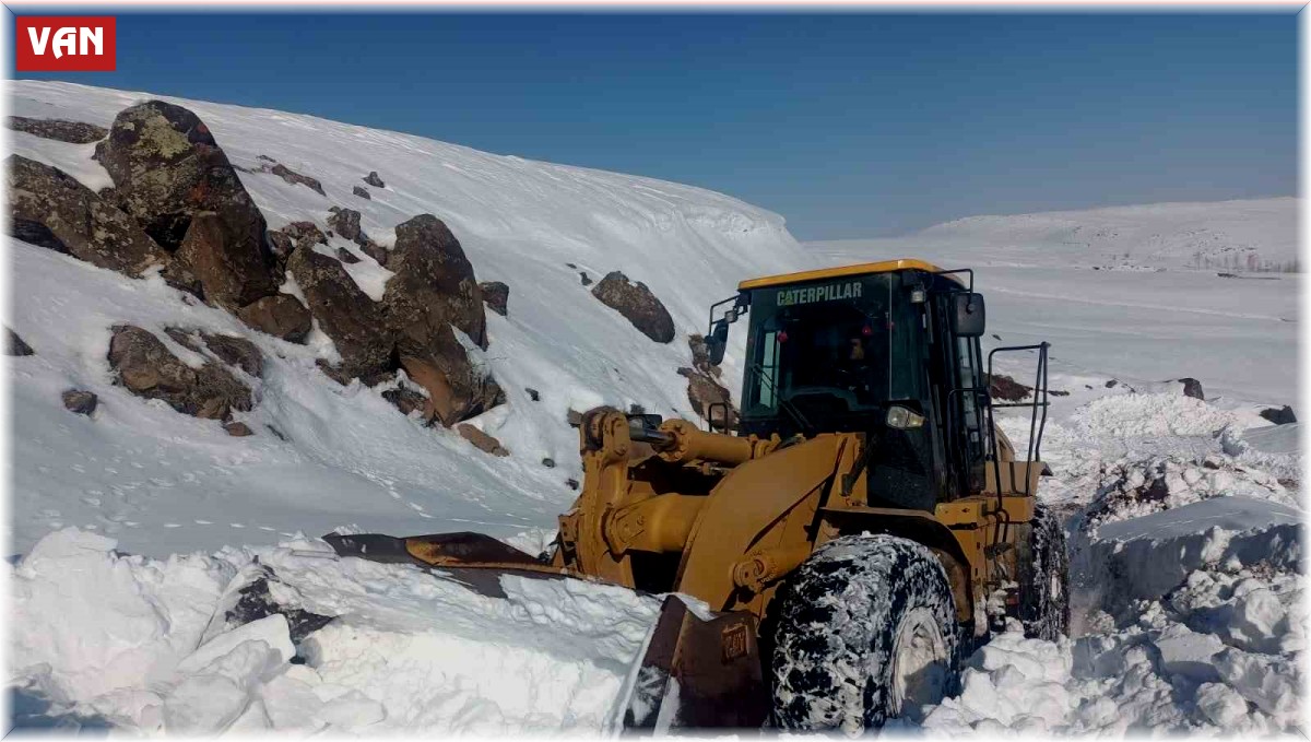 Erciş'te tipiden kapanan yollar açılıyor