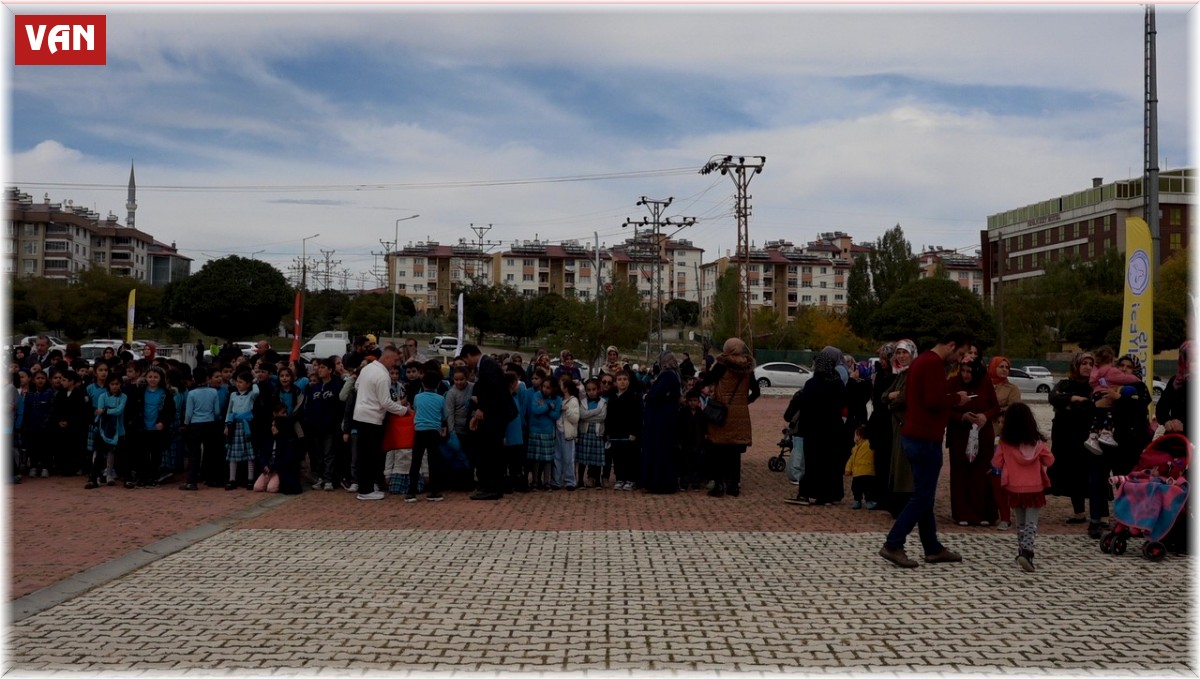 Erciş'te uçurtma şenliği