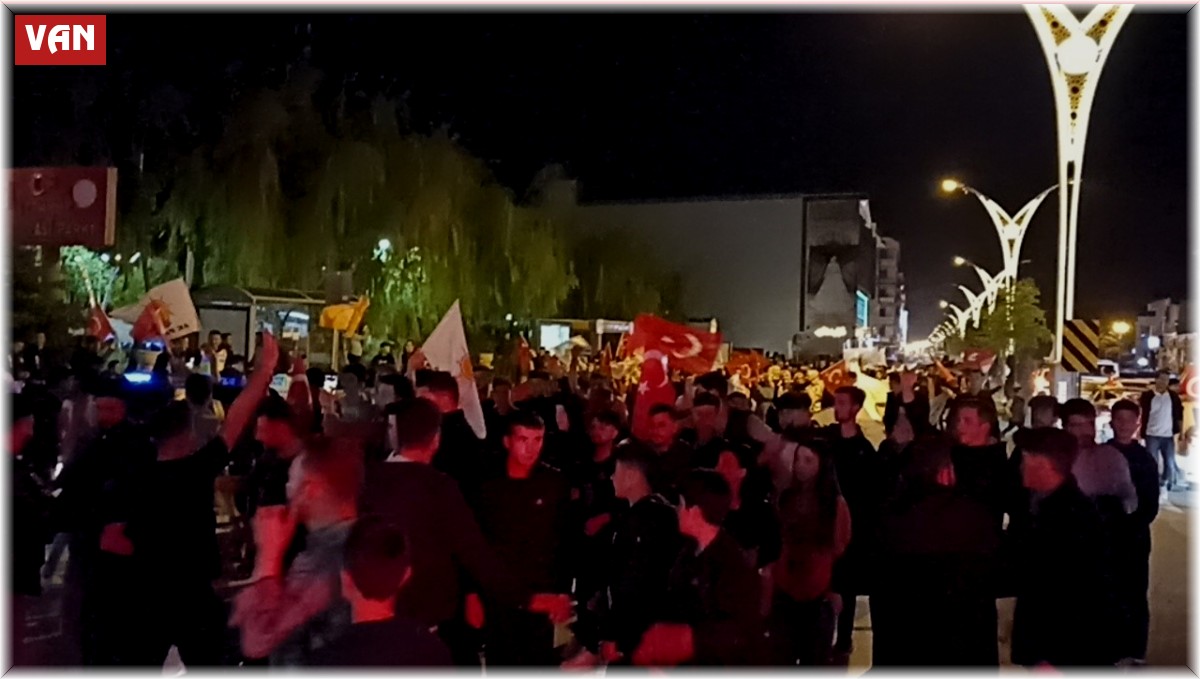 Erciş'te vatandaşlar Cumhurbaşkanı Erdoğan'ın seçim zaferini coşkuyla kutladı