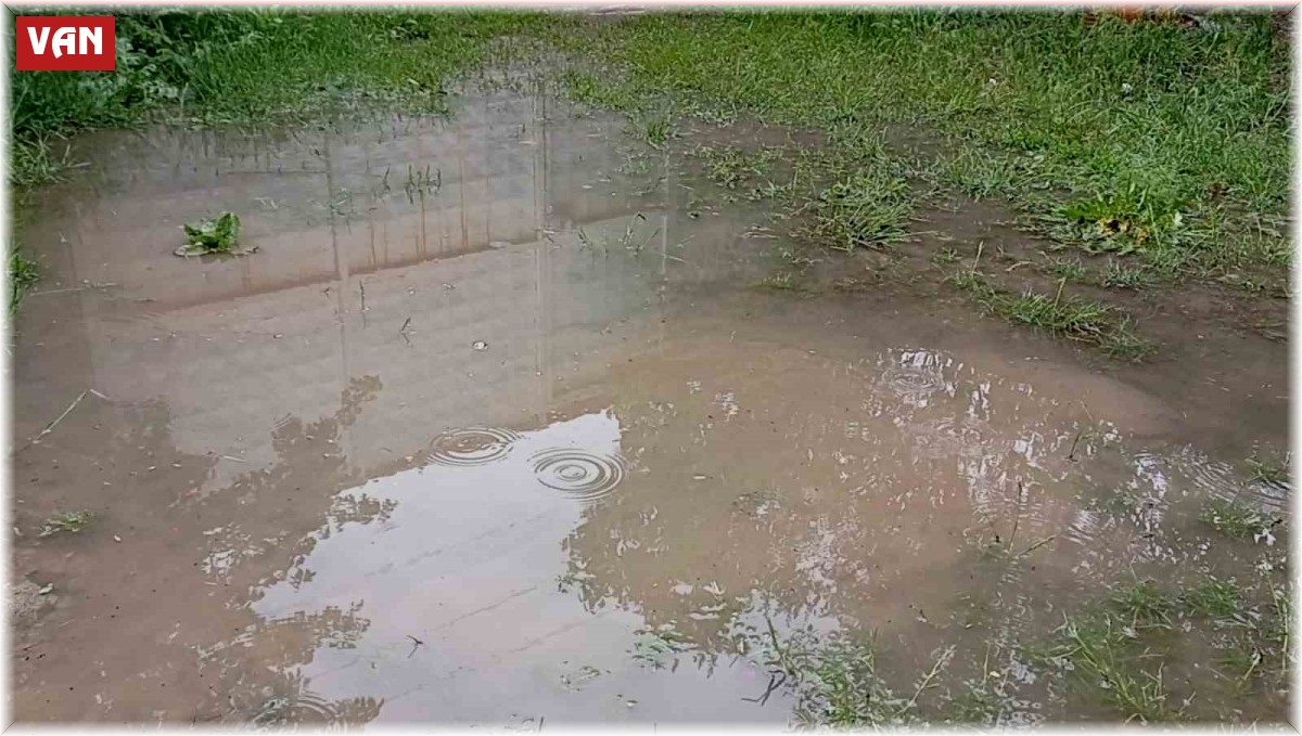 Erciş'te yağmur etkili oldu