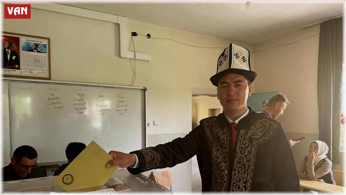 Erciş'te yaşayan Kırgız Türkleri seçimde yöresel kıyafetleriyle sandık başına gitti