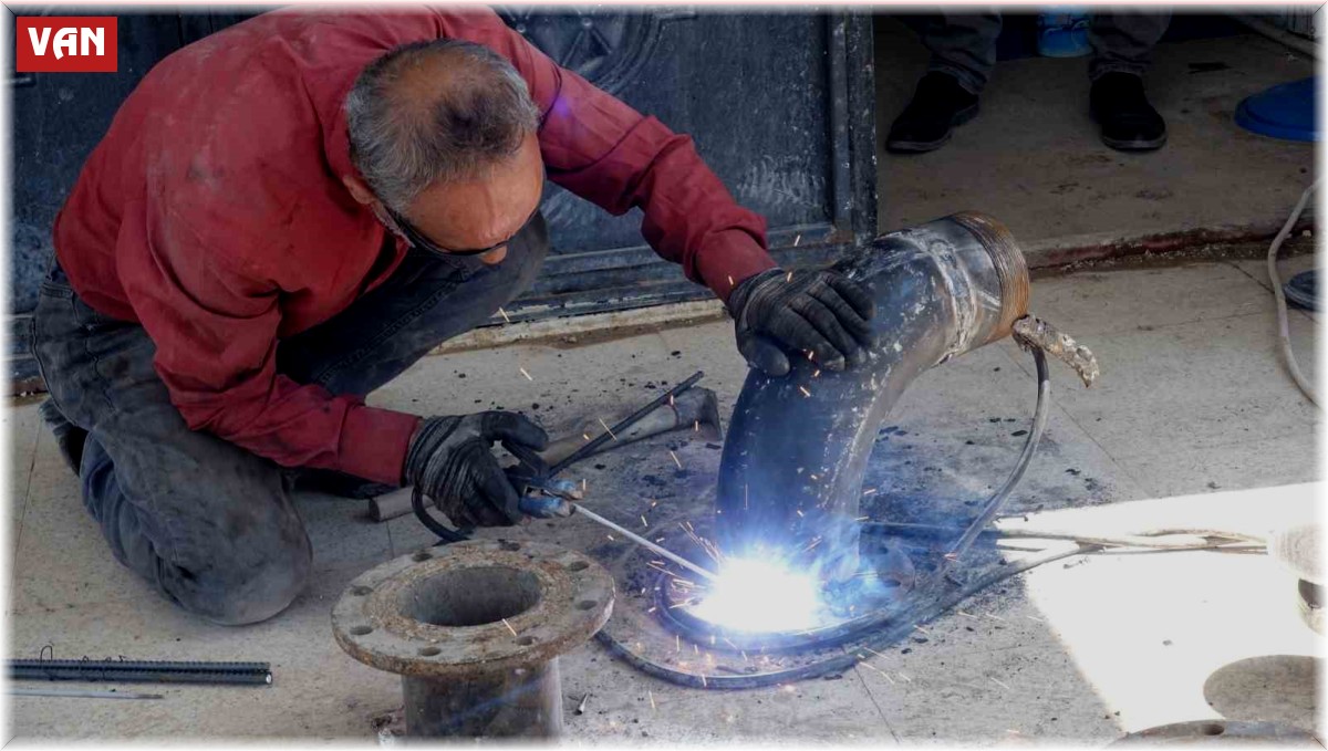 Erciş'te yetersiz gelen su şebekesine takviye sondaj vuruldu