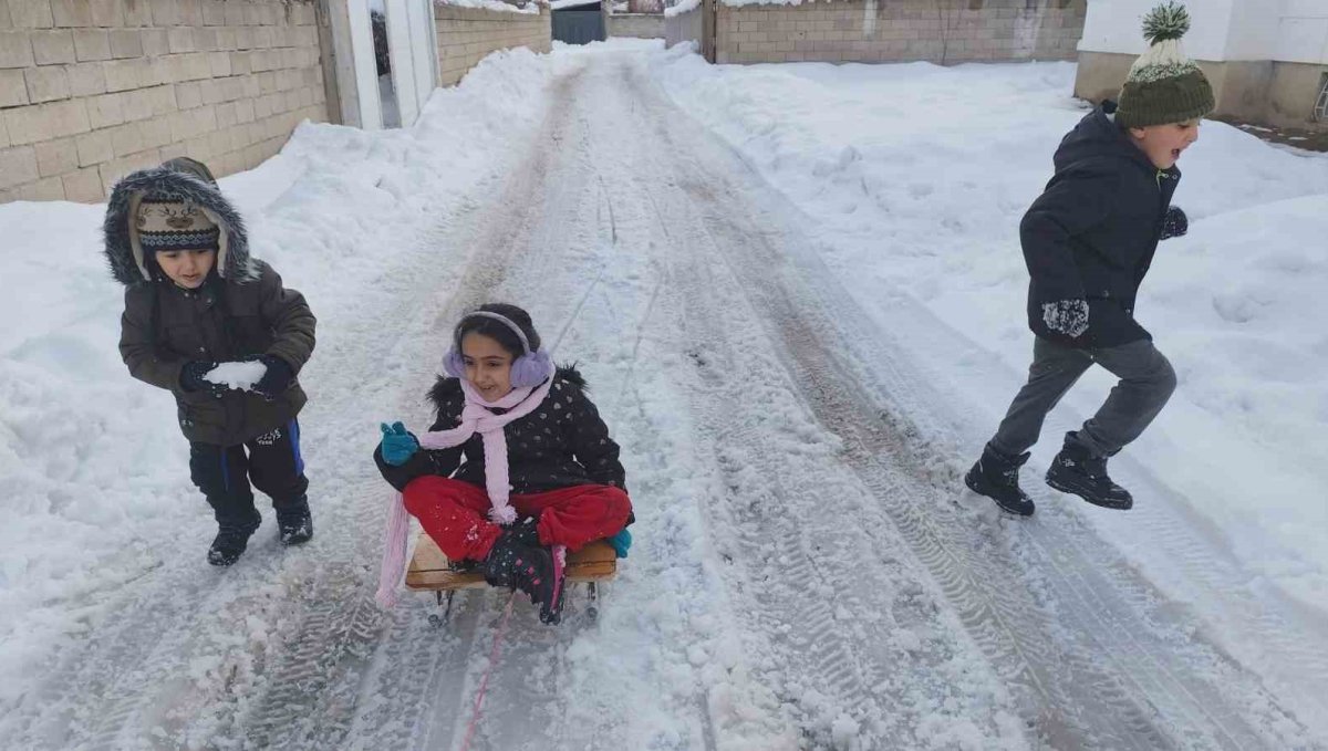 Erciş'te yoğun kar yağışı