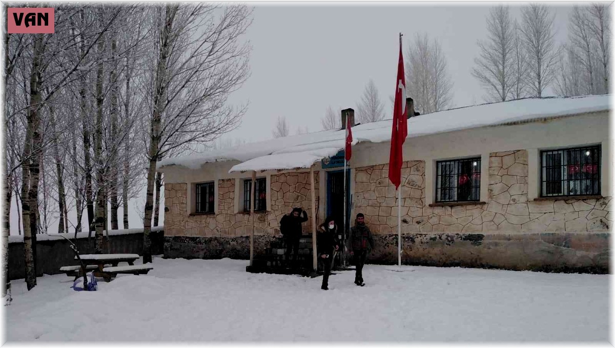 Erciş'te yoğun kar yağışı