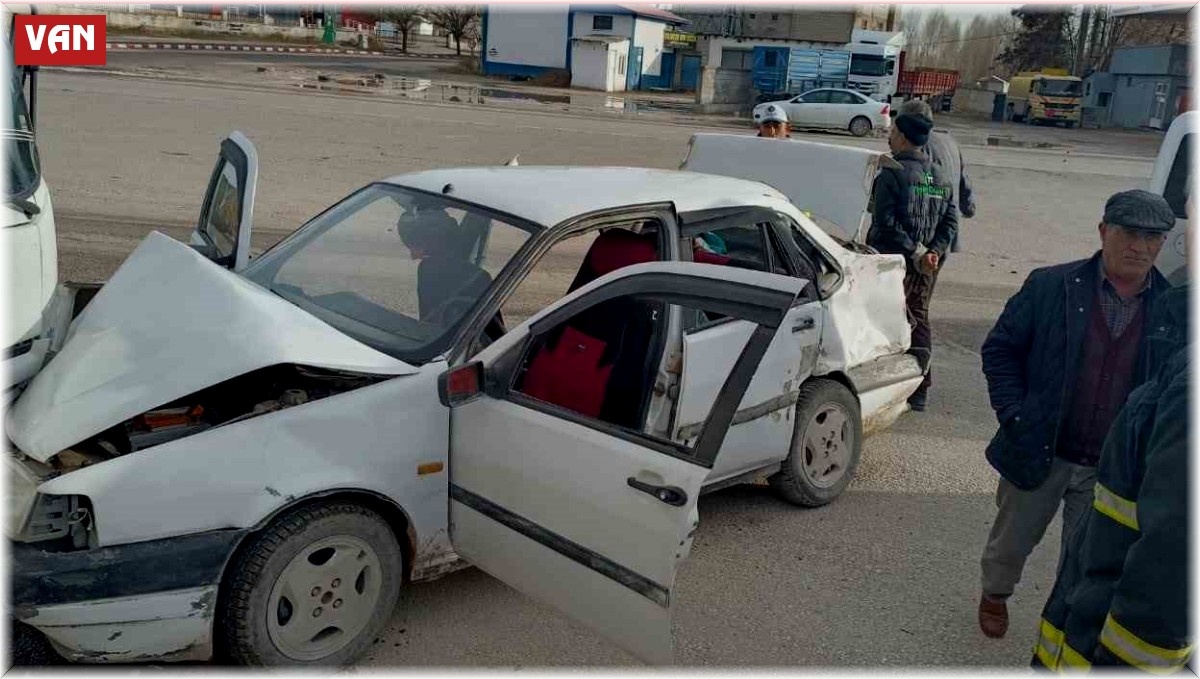 Erciş'te zincirleme trafik kazası: 2 yaralı