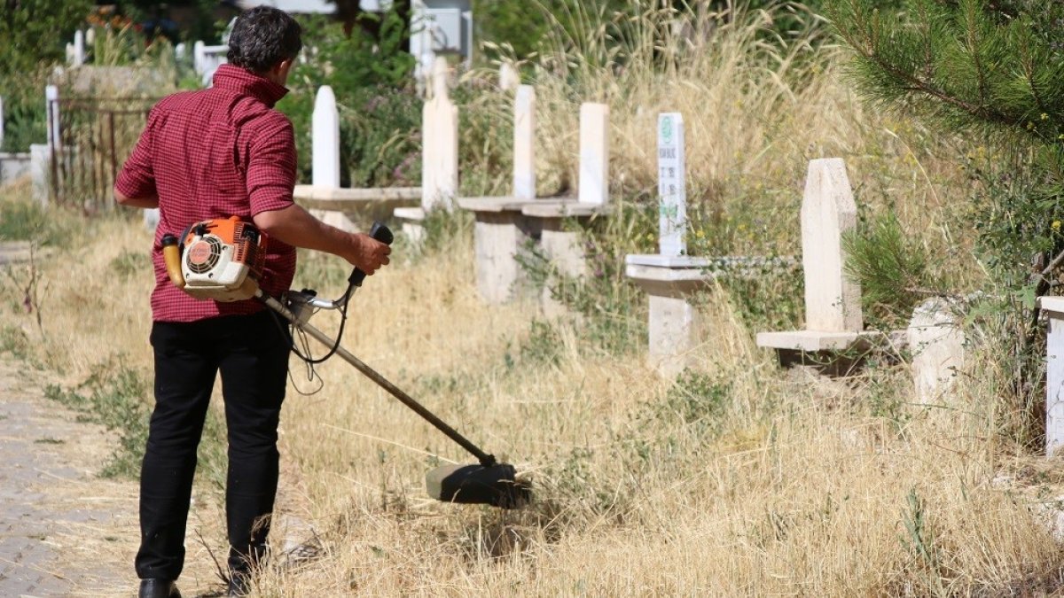 Erciş'teki mezarlıklarda bayram temizliği
