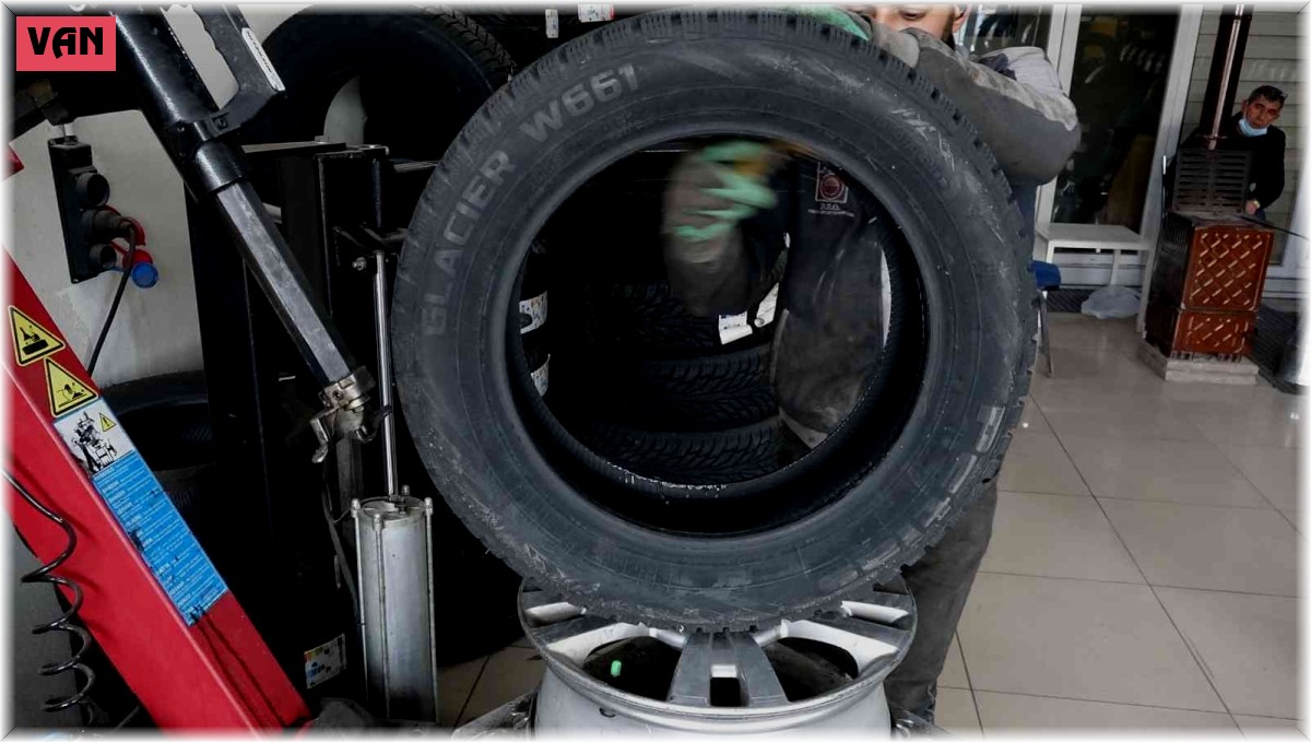 Erciş'teki oto lastikçilerde 1 Aralık yoğunluğu