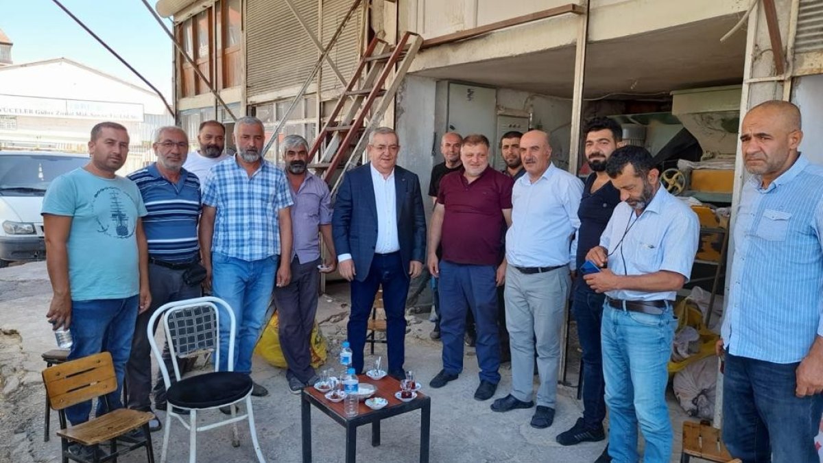 Erdoğan, sebze ve meyve hali ile buğday pazarını gezdi