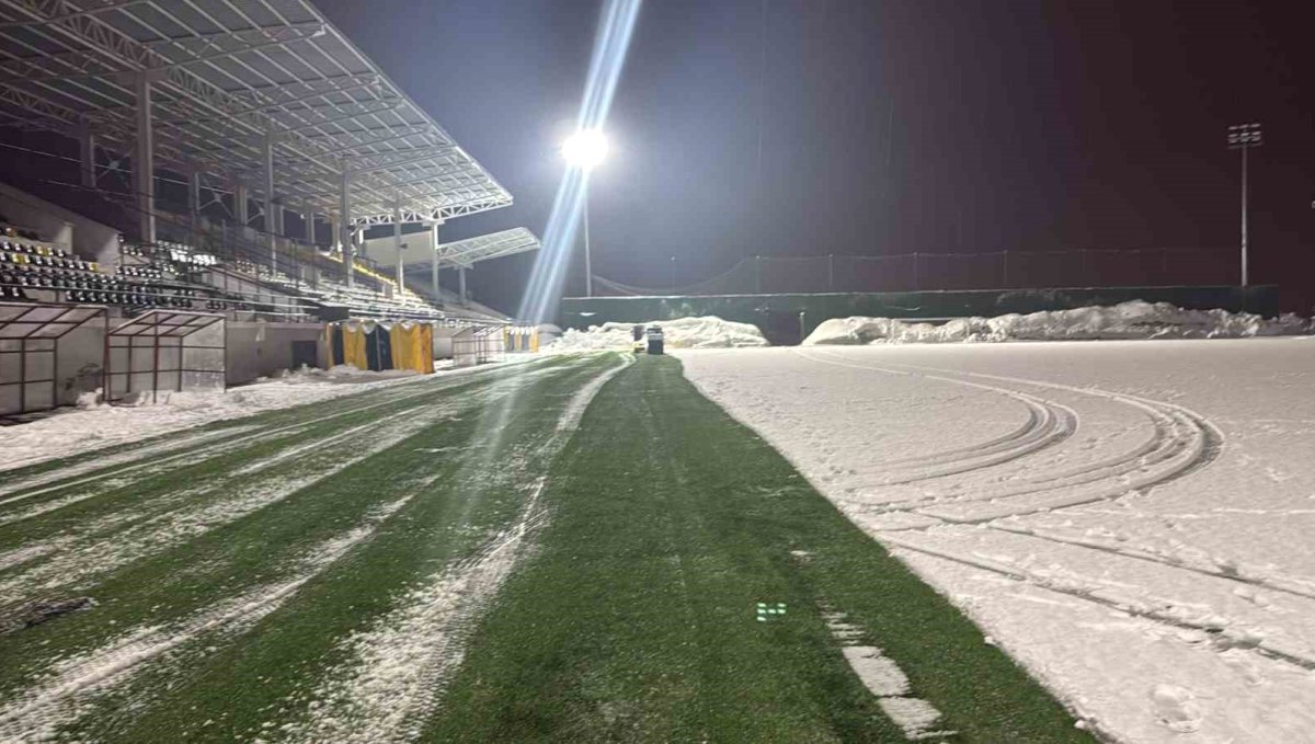 Eren Stadyumu'nda kar temizliği
