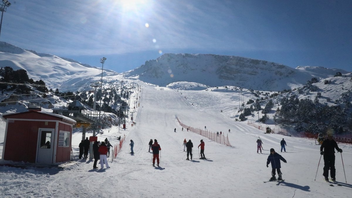 Ergan Dağı'na gelen turistler kayak ve yamaç paraşütünün keyfini çıkarıyor