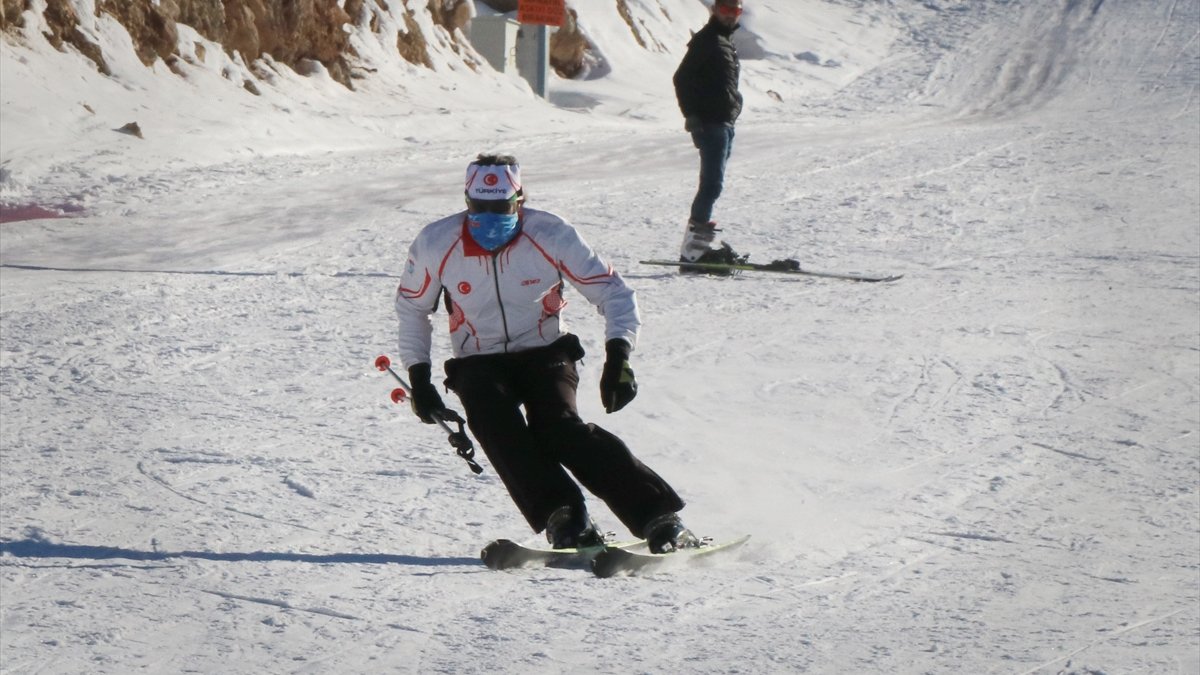 Ergan Dağı'na gelen turistler kayak yapmanın keyfini yaşıyor