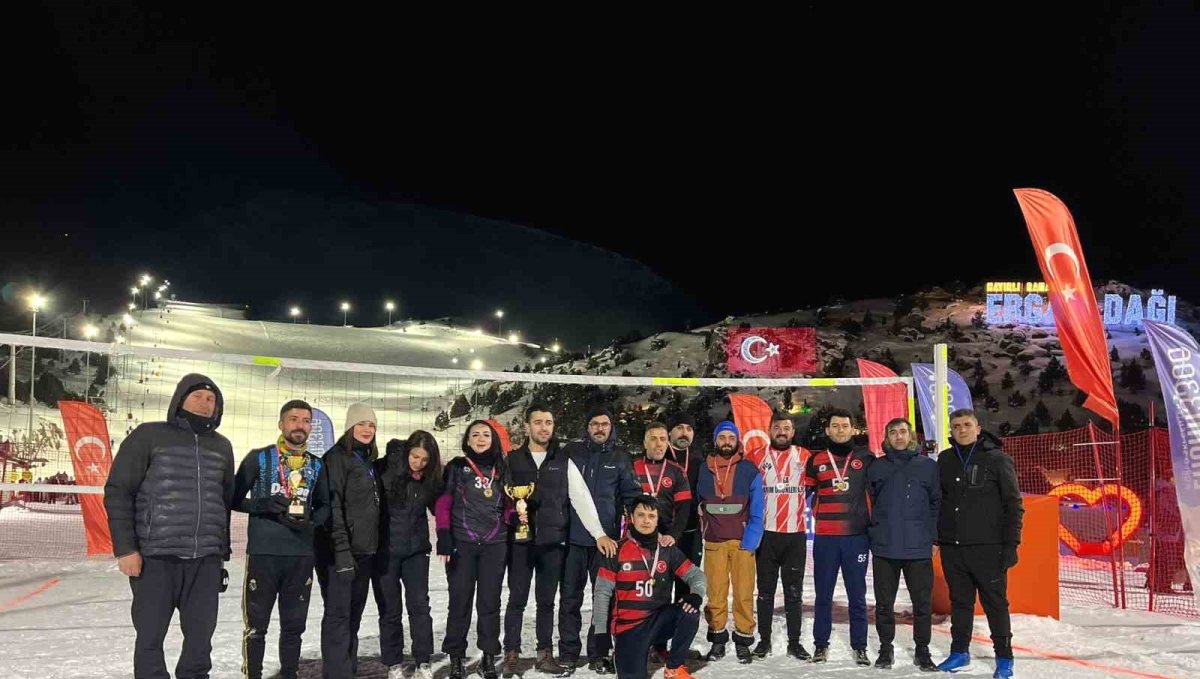 Ergan Dağı'nda kurumlar arası kar voleybolu turnuvası tamamlandı