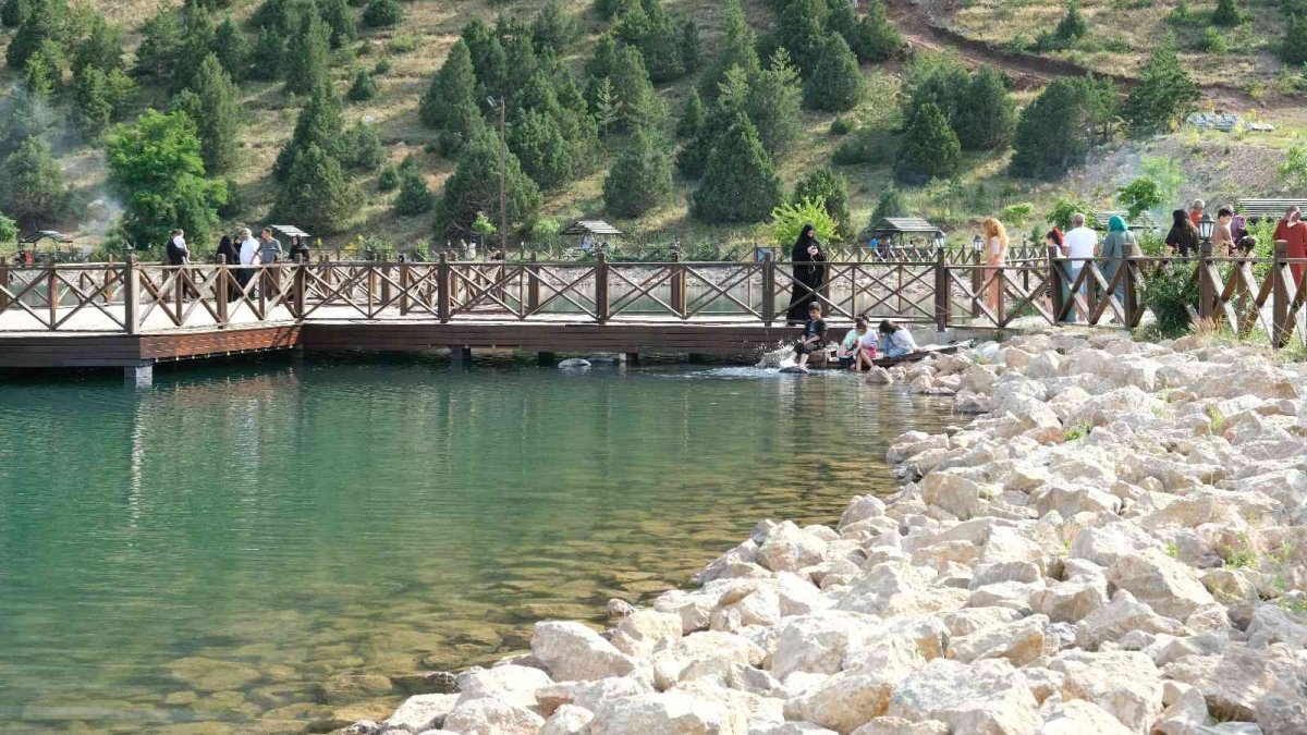 Ergan Dağı, yaz aylarında muhteşem göl manzarasıyla misafirlerini ağırlıyor