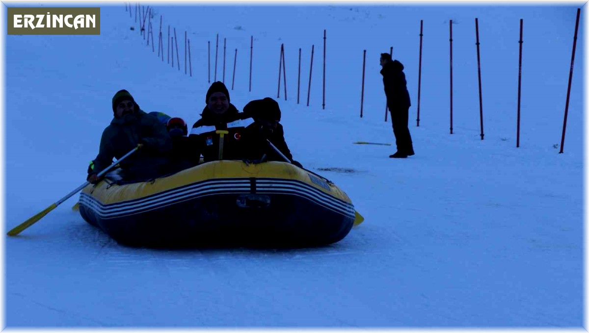 Ergan Kayak Merkezinde kar raftingi renkli görüntüler oluşturdu