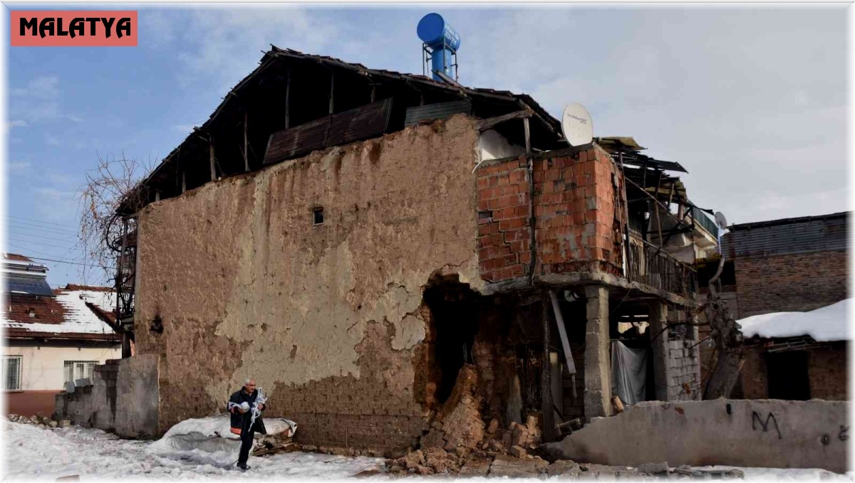 Eriyen kar sonrası kerpiç evin duvarı çöktü