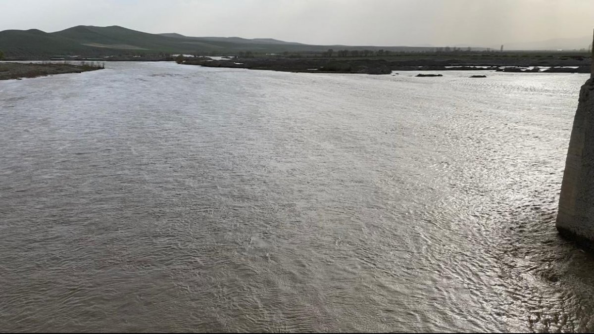 Eriyen karlar Aras Nehri'nde su seviyesini yükseltti, araziler su altında kaldı